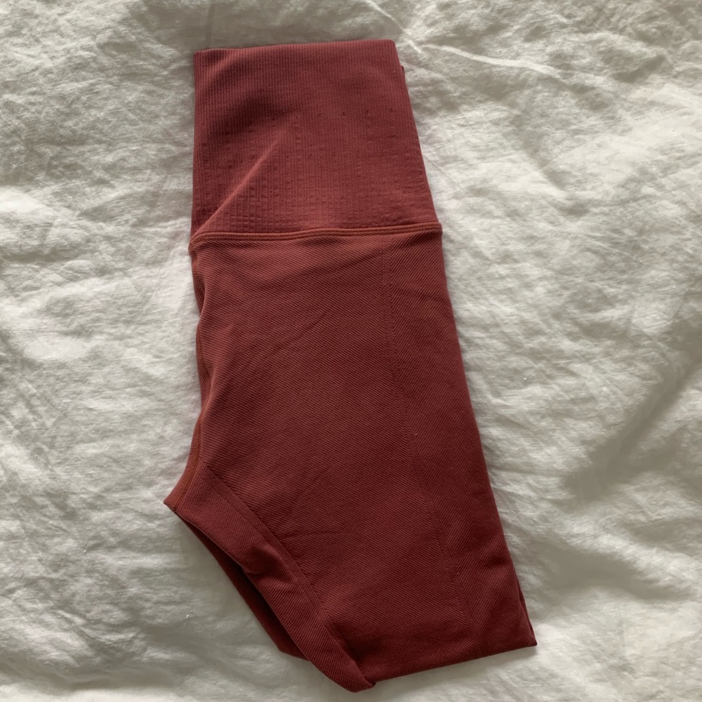 Rose colored leggings by Avocado